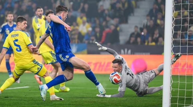 ויקטור גיוקרש כובש מול שער ריק (IMAGO) ויקטור גיוקרש כובש מול שער ריק