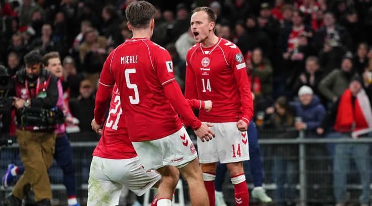 שחקני דנמרק חוגגים עם מיקל דאמסגור (IMAGO) שחקני דנמרק חוגגים עם מיקל דאמסגור