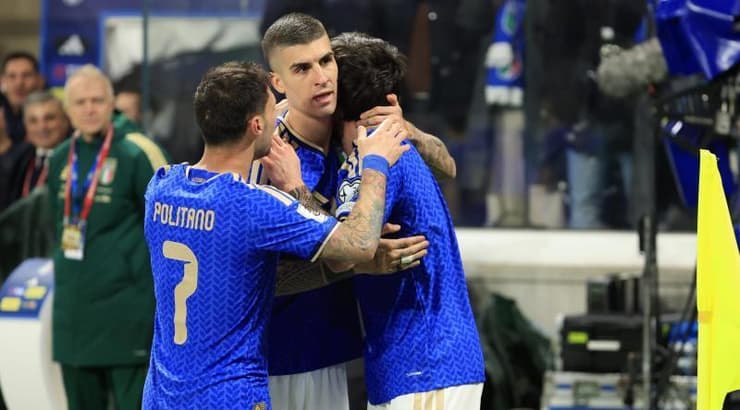 שחקני איטליה חוגגים עם סנדרו טונאלי (IMAGO) שחקני איטליה חוגגים עם סנדרו טונאלי