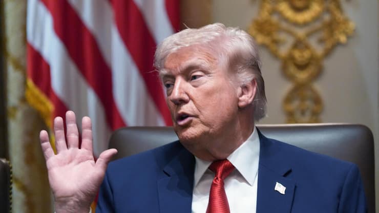 טראמפ יחדול את הפעולה הישראלית בלבנון? (צילום: REUTERS/Evelyn Hockstein) נשיא ארה"ב דונלד טראמפ בישיבת קבינט