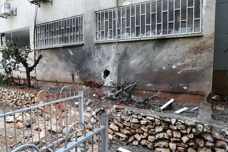 פגיעת רסיס במבנה בתל אביב