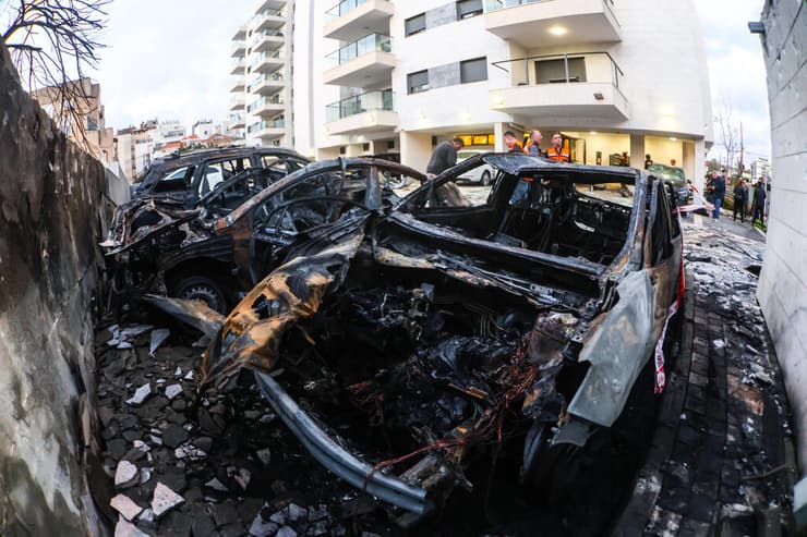 זירת הפגיעה הישירה בנהריה (צילום: גיל נחושתן) נפילה בנהריה