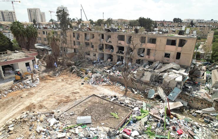 השיכון ברחוב מתתיהו בדימונה שנהרס מפגיעת הטיל. "זה לא רק מחריש אוזניים. אתה חושב שזהו, אתה מת"
