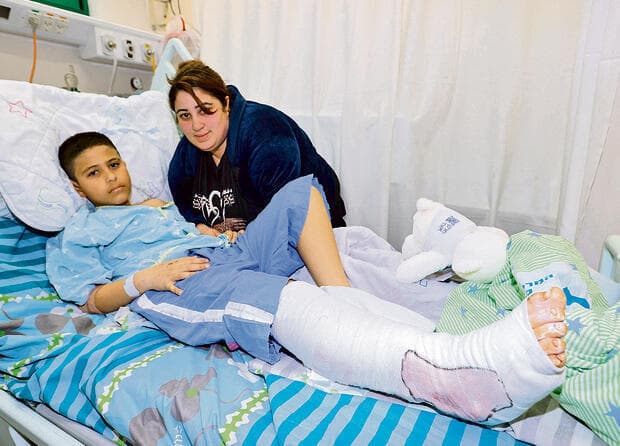 נדיה ואמיר טל בסורוקה. "התחלתי לצרוח ואמיר, כפרה עליו, אמר לי 'אני בסדר, אל תבכי'" | צילום: גדי קבלו