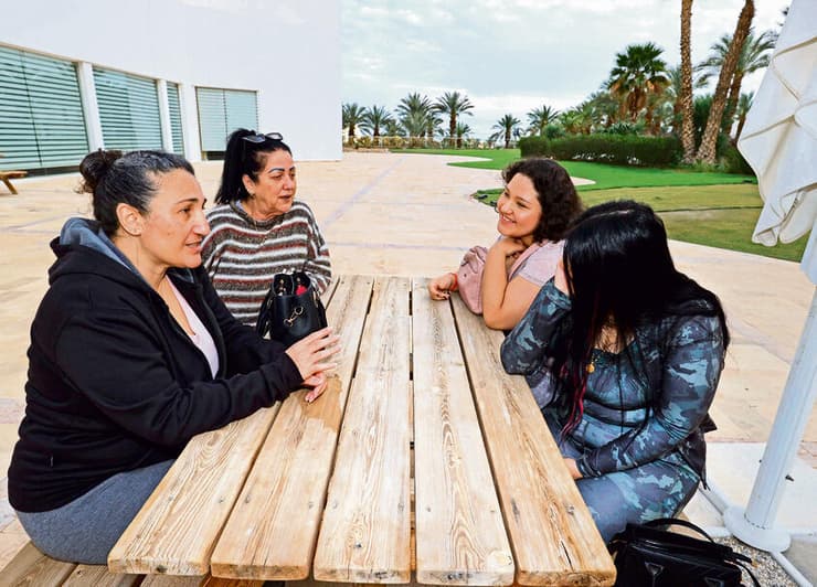 גנם וחסון (משמאל) במלון בים המלח. "לא נס ולא סרדינים" | צילום: גדי קבלו