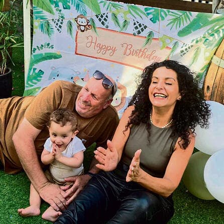 עם נכדם אדר. "מעולם לא קראתי לפושקו 'האקס שלי'" | צילום: באדיבות המשפחה