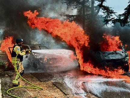 המכונית הבוערת. "צרחתי 'פושקו! פושקו!' הוא לא ענה" | צילום: כבאות והצלה לישראל