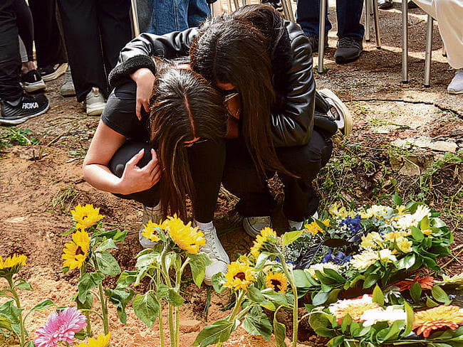 על הקבר הזמני. "אבא, מי יכול עליך?" | צילום: אביהו שפירא