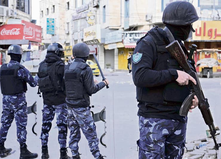 שוטרים פלסטינים בפעילות בג'נין. המעורבות בטרור מגיעה עד לדרגים הבכירים ביותר ( | צילום: אי-פי, Majdi Mohammed) שוטרים פלסטינים בפעילות בג'נין. המעורבות בטרור מגיעה עד לדרגים הבכירים ביותר | צילום: אי-פי, Majdi Mohammed