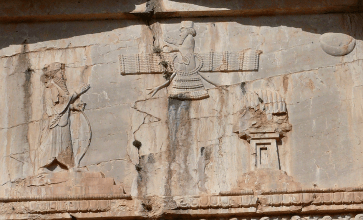 חשיארש הראשון (מזוהה לרוב עם אחשוורוש ממגילת אסתר), עומד מול מזבח־אש (צילום: dynamosquito/Wikipedia) חשיארש הראשון (מזוהה לרוב עם אחשוורוש ממגילת אסתר), עומד מול מזבח־אש