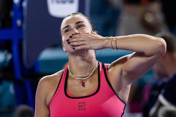 סבאלנקה לאחר הניצחון המתוק על ריבאקינה (צילום: Mike Frey-Imagn Images) סבאלנקה לאחר הניצחון המתוק על ריבאקינה