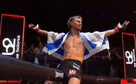 כיבדי גורדון חוגג עם דגל ישראל (צילום מסך) כיבדי גורדון