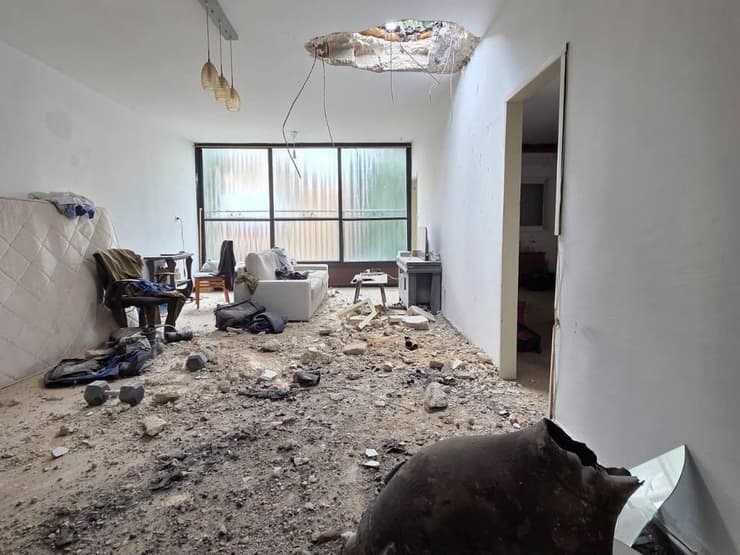 הרס בדירה בכפר סבא (צילום: עיריית כפר סבא) הרס בדירה שנפגעה משברי יירוט בכפר סבא