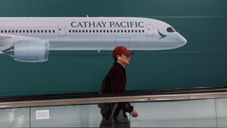 שלט פרסום של קתאי פסיפיק - גלי ההדף מורגשים בכל העולם