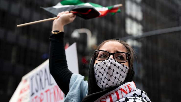 פעילה פרו-פלסטינית בהפגנה מטעם BDS במנהטן, ניו יורק (צילום: Micah Casella / shutterstock) פעילה פרו-פלסטינית בהפגנה מטעם BDS במנהטן, ניו יורק