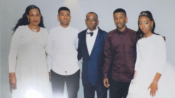 מולו ברהייה (במרכז) עם משפחתו מולו ברהייה עם משפחתו