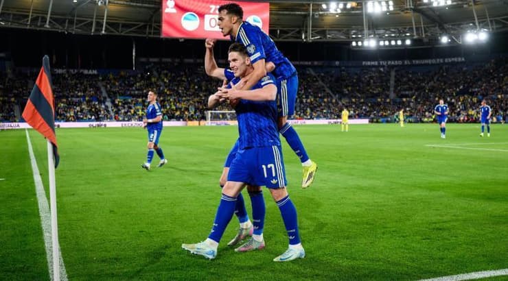 יאסין איירי קופץ על ויקטור גיוקרש. סוחב את הנבחרת ועכשיו גם את חברו (IMAGO) יאסין איירי קופץ על ויקטור גיוקרש. סוחב את הנבחרת ועכשיו גם את חברו