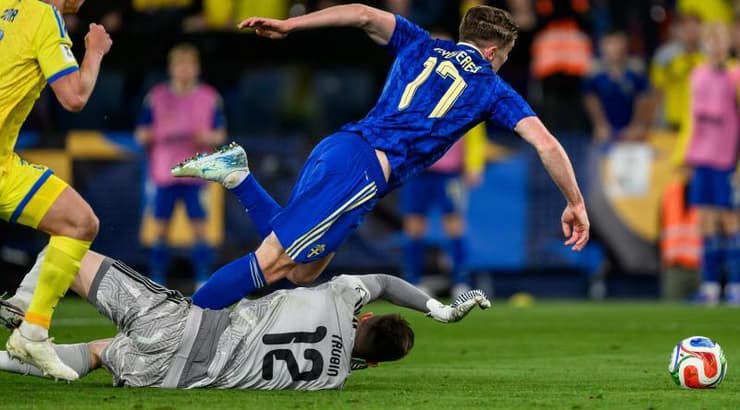 ויקטור גיוקרש מוכשל על ידי אנטולי טרובין (IMAGO) ויקטור גיוקרש מוכשל על ידי אנטולי טרובין