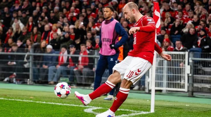 כריסטיאן אריקסן מגביה את הקרן (IMAGO) כריסטיאן אריקסן מגביה את הקרן