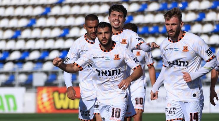 שחקני בני יהודה חוגגים