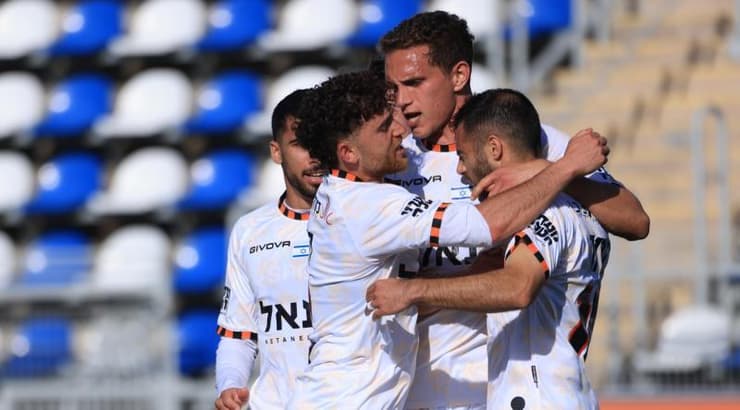 שחקני בני יהודה חוגגים