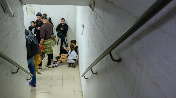 מקלט בתל אביב. מוגדר כמרחב מוגן תקני וניתן להמשיך לעבוד (צילום: Israel Hadari/ZUMA Press Wire)) מקלט בתל אביב
