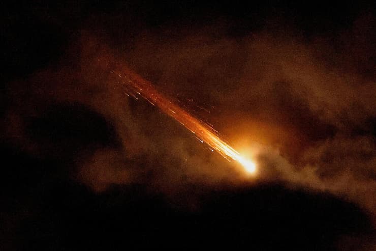 יירוטים בשמי ישראל (צילום: REUTERS/Mussa Qawasma) יירוטים בשמי ישראל כפי שצולם מחברון