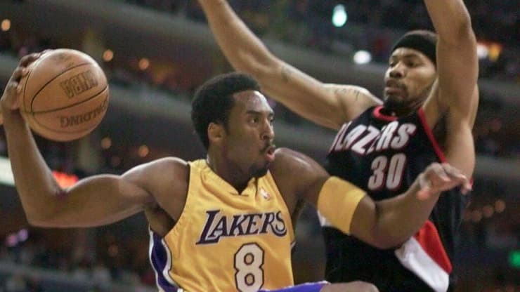 קובי בראיינט מול ראשיד וואלאס בגמר המזרח ב-2000