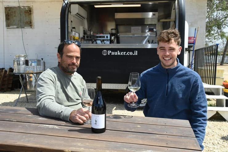 מימין: סיון וגל נכדיו של גדעון פאוקר ז"ל, ביקב המשפחתי בניר עוז (צילום: הרצל יוסף) גל וסיון, נכדיו של גדעון פאוקר ז"ל, בבציר ב יקב ניר עוז