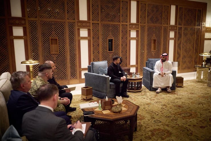 וולודימיר זלנסקי נשיא אוקראינה בפגישה ב סעודיה עם יורש העצר מוחמד בן סלמאן