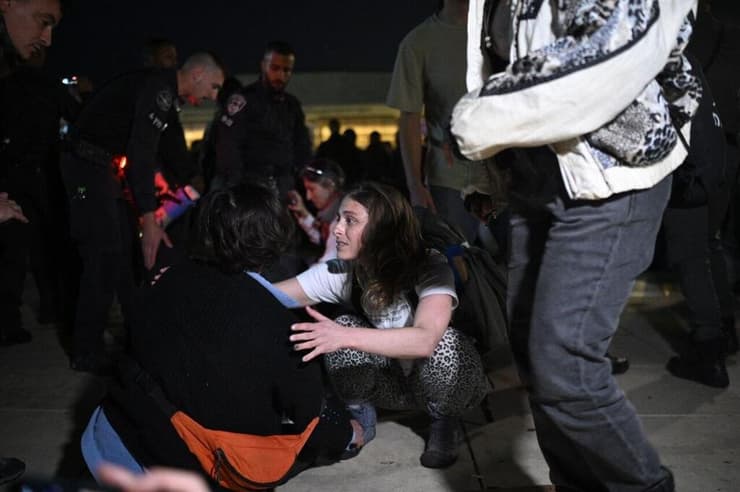 "משטרת בן גביר לא תשתיק אותנו". עימותים בהבימה בשבוע שעבר (צילום: Nicholas Pfosi) עימותים בין המשטרה למפגינים בהבימה