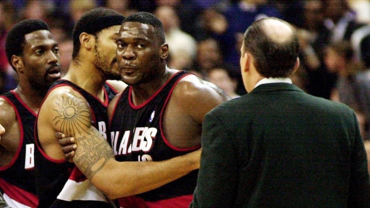 שון קמפ מוחזק על ידי ראשיד וואלאס