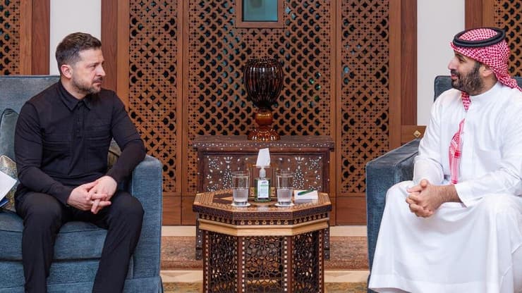 וולודימיר זלנסקי נשיא אוקראינה בפגישה ב סעודיה עם יורש העצר מוחמד בן סלמאן