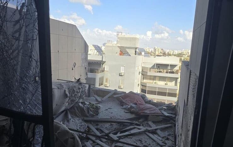 ההרס בבניין שנפגע בבת ים