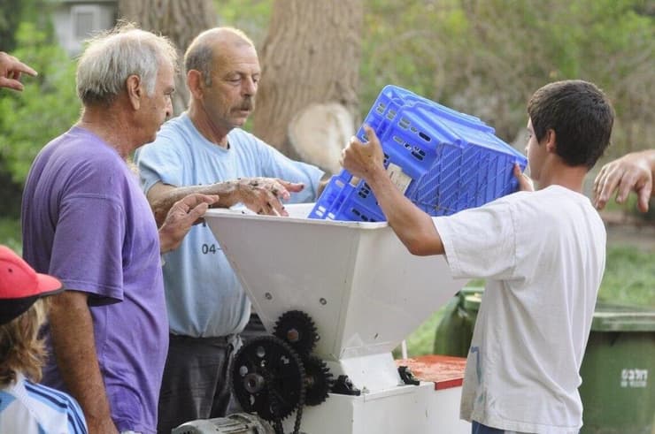 חלק מהשיקום, ההנצחה והגשמת החלום שלהם". גדעון פאוקר וחיים פרי ז"ל ביקב גדעון פאוקר וחיים פרי ז"ל ביקב בניר עוז