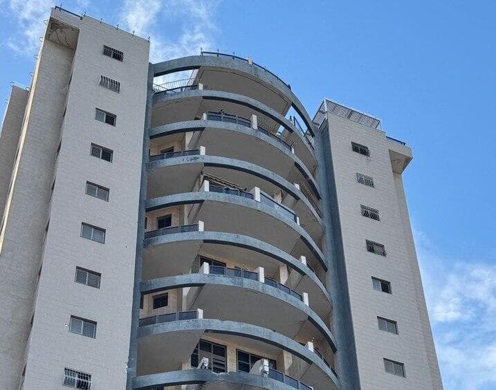 ההרס בבניין שנפגע בבת ים