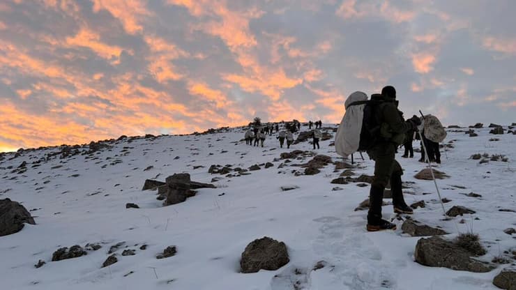 כוחות יחידת האלפינסטים בפעילות חוצה גבול מהחרמון הסורי לדרום לבנון (צילום: דובר צה"ל ) כוחות יחידת האלפינסטים בפעילות חוצה גבול מהחרמון הסורי לדרום לבנון