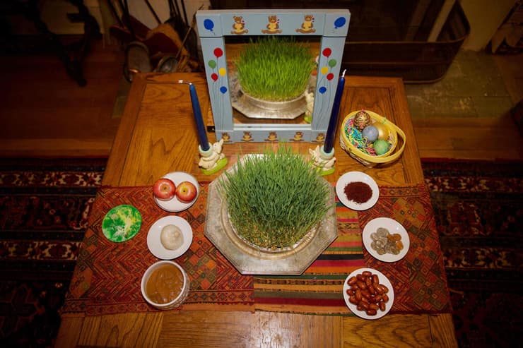 שולחן הנורוז. נשמע מוכר? (צילום: Amid Farahi / AFP) שולחן הנורוז