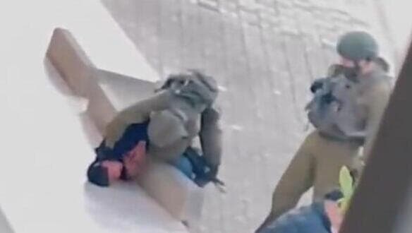 תיעוד מבית פוריק: חיילי צה"ל עוצרים צעיר פלסטיני