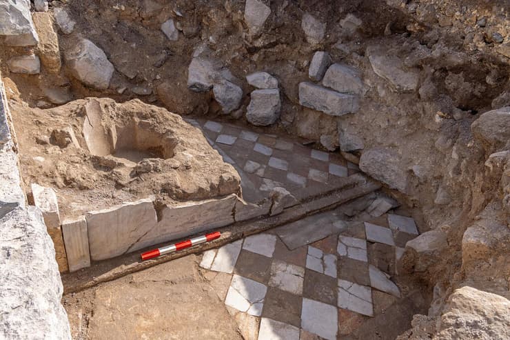 הפוֹטִיסְטֶרִיוֹן ואגן ההטבלה בפינתו מחופה בלוחות שיש מסוגגנים ורצפת תשליבי שיש (איור: ד"ר מיכאל איזנברג) הפוֹטִיסְטֶרִיוֹן ואגן ההטבלה בפינתו מחופה בלוחות שיש מסוגגנים ורצפת תשליבי שיש