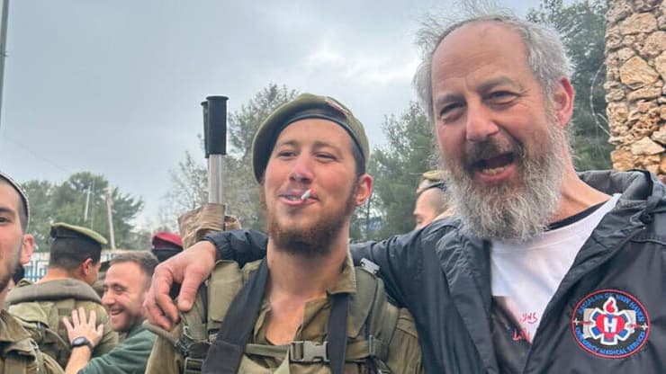 מנדי כץ ובנו משה יצחק הכהן, שנהרג בדרום לבנון, ביחד בישראל