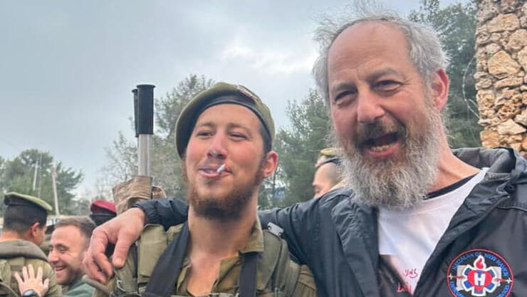 מנדי כץ ובנו משה יצחק הכהן, שנהרג בדרום לבנון, ביחד בישראל