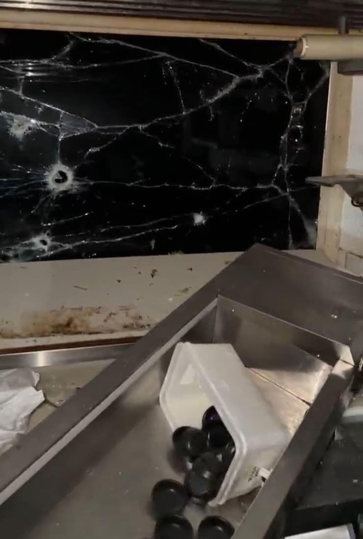 בית הקפה G27 לאחר פגיעת הטיל