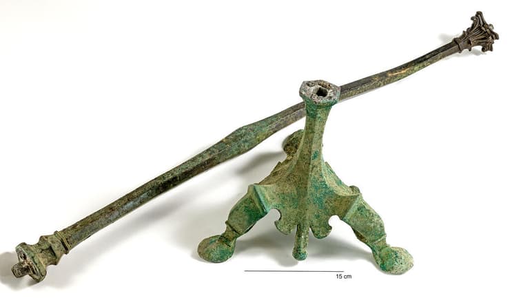 שני חלקי כן הברונזה לאחר שימורו בידי ד"ר אלכס ירמולין ונינה קוסקנן במעבדת השימור במכון לארכיאולוגיה שבאוניברסיטת חיפה (איור: ד"ר מיכאל איזנברג) שני חלקי כן הברונזה לאחר שימורו בידי ד"ר אלכס ירמולין ונינה קוסקנן במעבדת השימור במכון לארכיאולוגיה שבאוניברסיטת חיפה