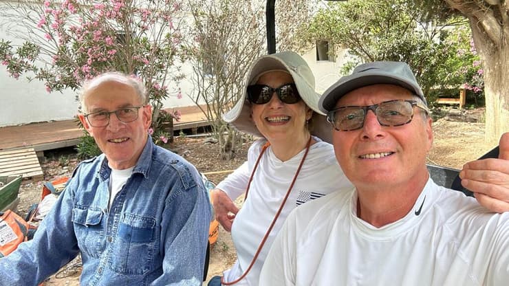 מימין: אבי ויעל אורבן מתנדבים בעוטף עזה