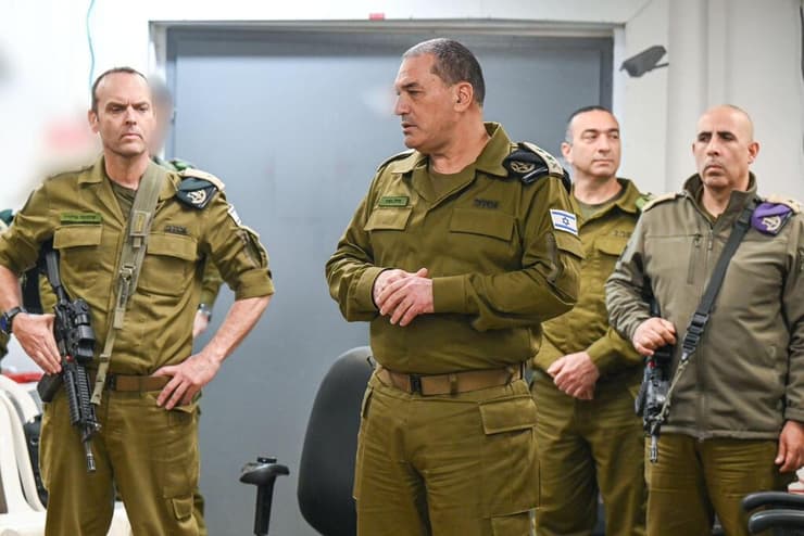 הרמטכ"ל זמיר בהערכת מצב בבור חיל האוויר לפני פתיחת המלחמה (צילום: דובר צה"ל ) הרמטכ״ל, רב-אלוף אייל זמיר בהערכת מצב בבור חיל האוויר, טרם פתיחת מבצע ״שאגת הארי"