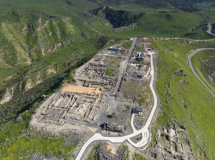 סוסיתא במבט מזרחה וסימון מיקום הקתדרלה בעיר (איור: ד"ר מיכאל איזנברג) סוסיתא במבט מזרחה וסימון מיקום הקתדרלה בעיר