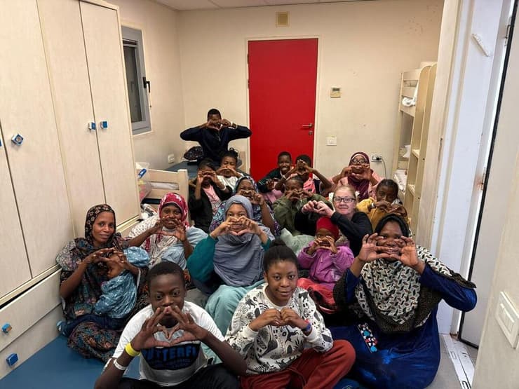 לורה כפיף, אם הבית, עם המטופלים במקלט