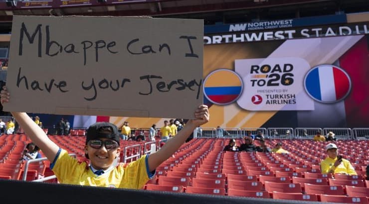 אוהד מקומי מנסה את מזלו