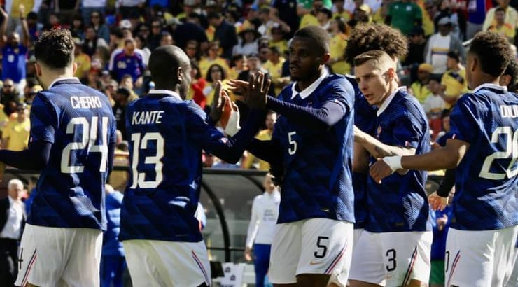 שחקני נבחרת צרפת מחויכים